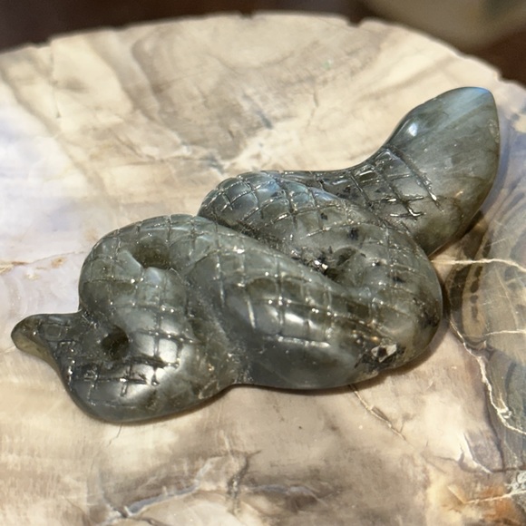 🎄SALE🎄Labradorite Crystal Snake Carving With Flash! - Picture 4 of 6